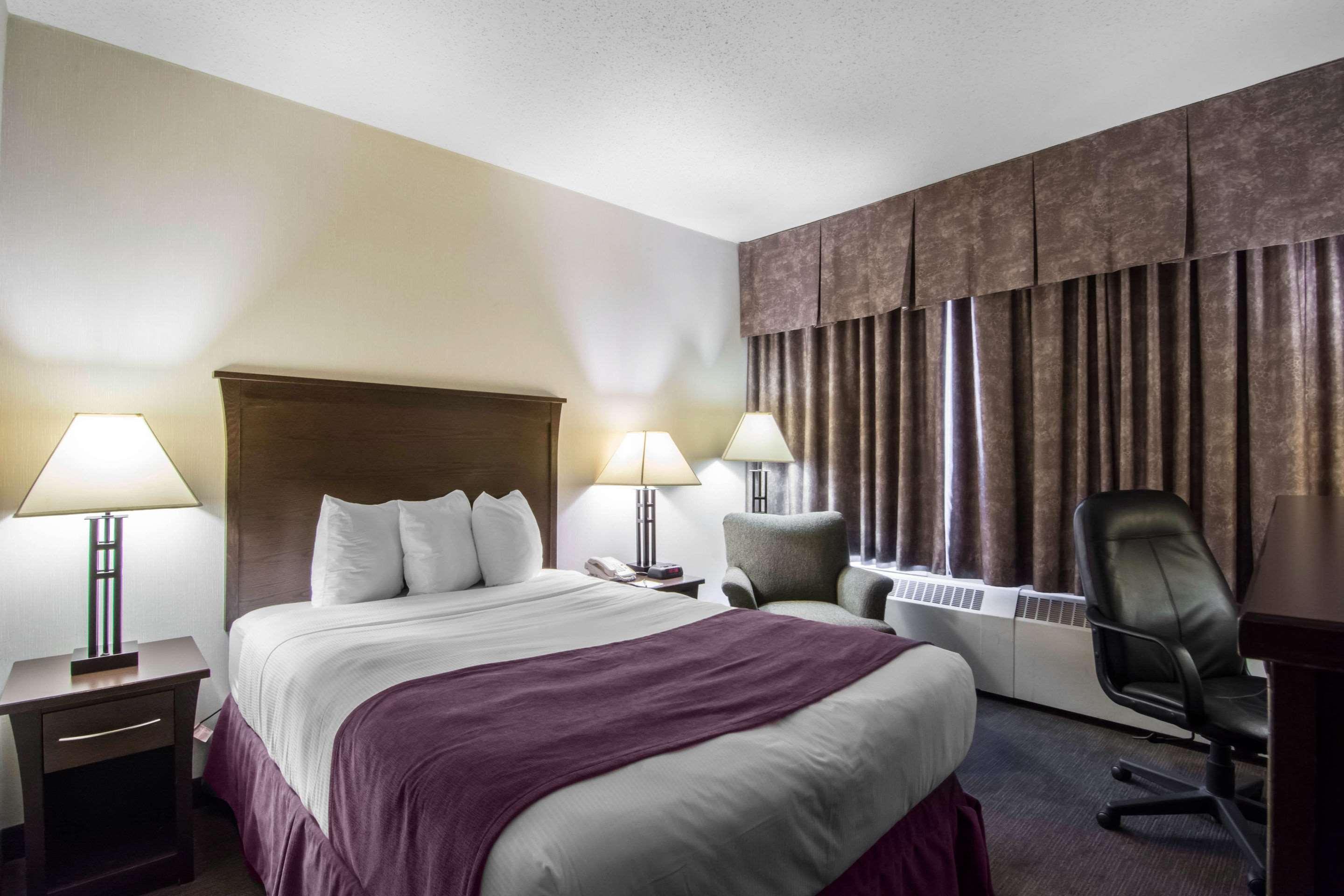 Quality Inn & Suites ילונייף מראה חיצוני תמונה