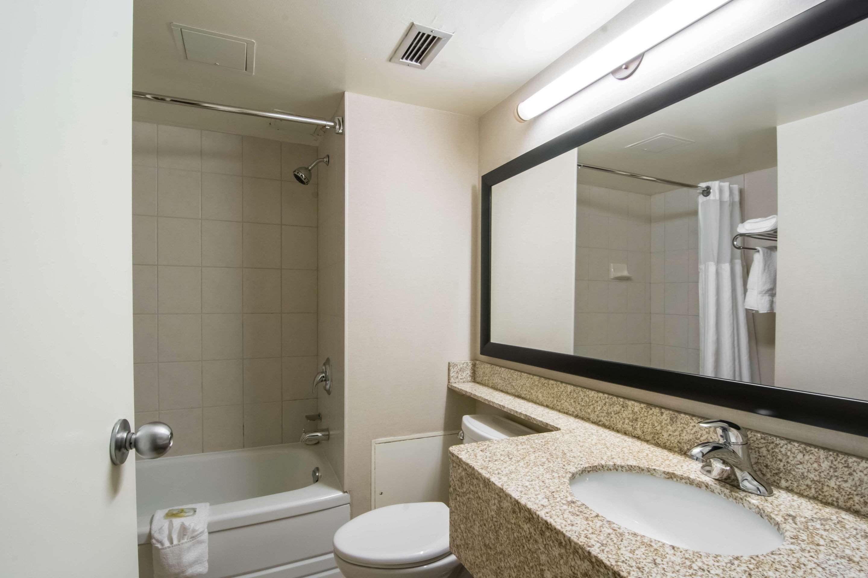 Quality Inn & Suites ילונייף מראה חיצוני תמונה