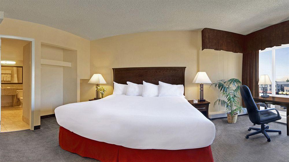 Quality Inn & Suites ילונייף מראה חיצוני תמונה