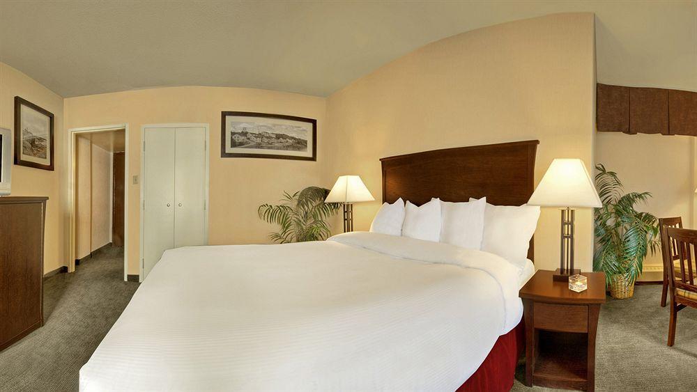 Quality Inn & Suites ילונייף מראה חיצוני תמונה